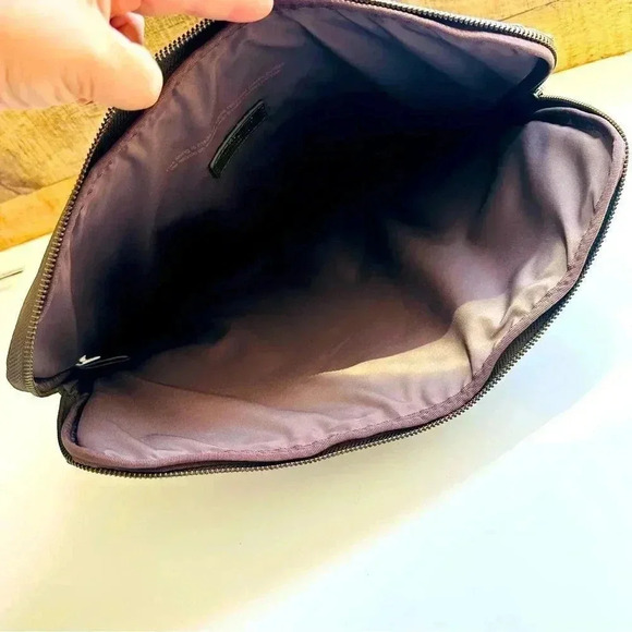 NWOT Matt & Nat 15" Vegan Laptop Case -
Vintage - Olive - Picture 8 of 9